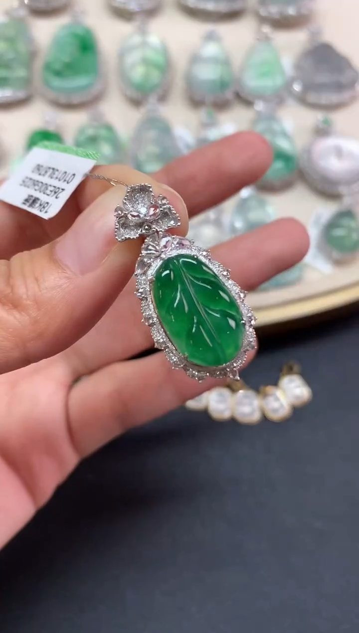 【闪购商品】翡翠吊坠(不含链)18K金镶嵌Q33|13800