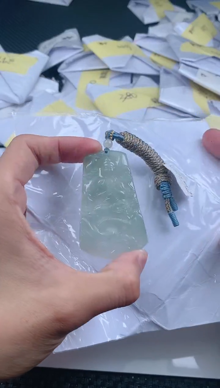 翡翠未镶嵌颈饰          