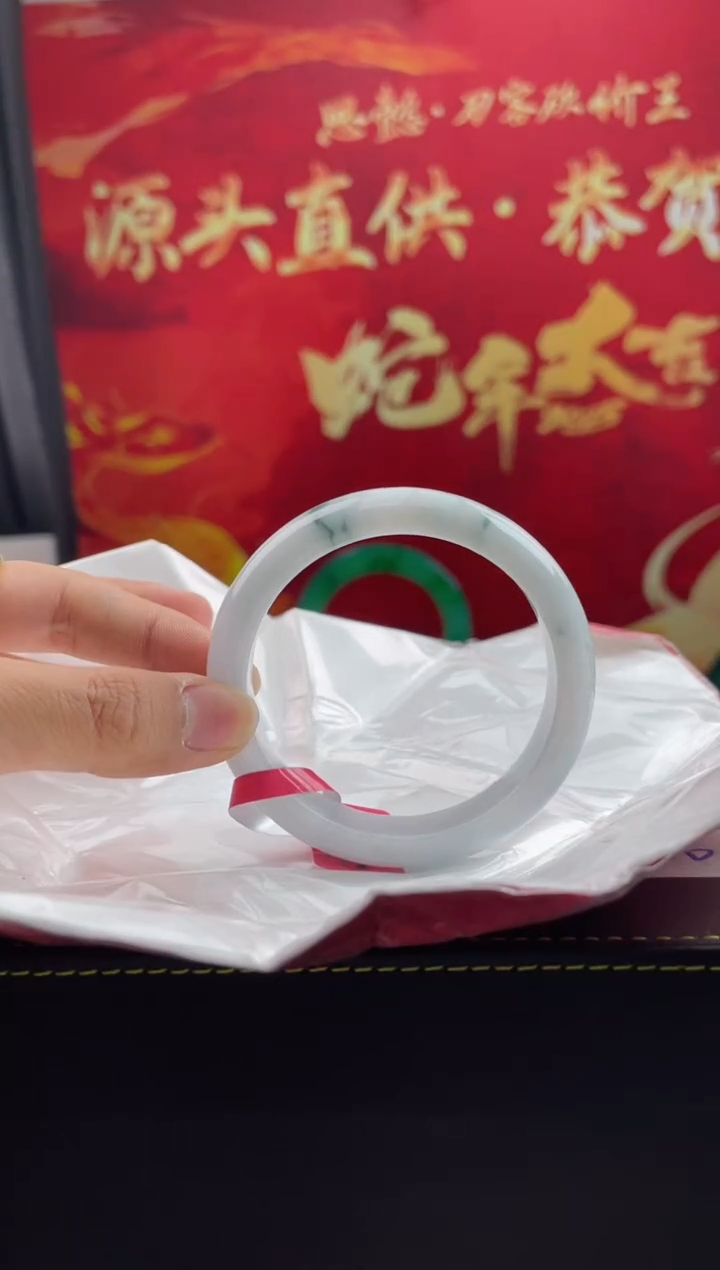 【闪购商品】翡翠手镯未镶嵌18翡翠手镯（微瑕）