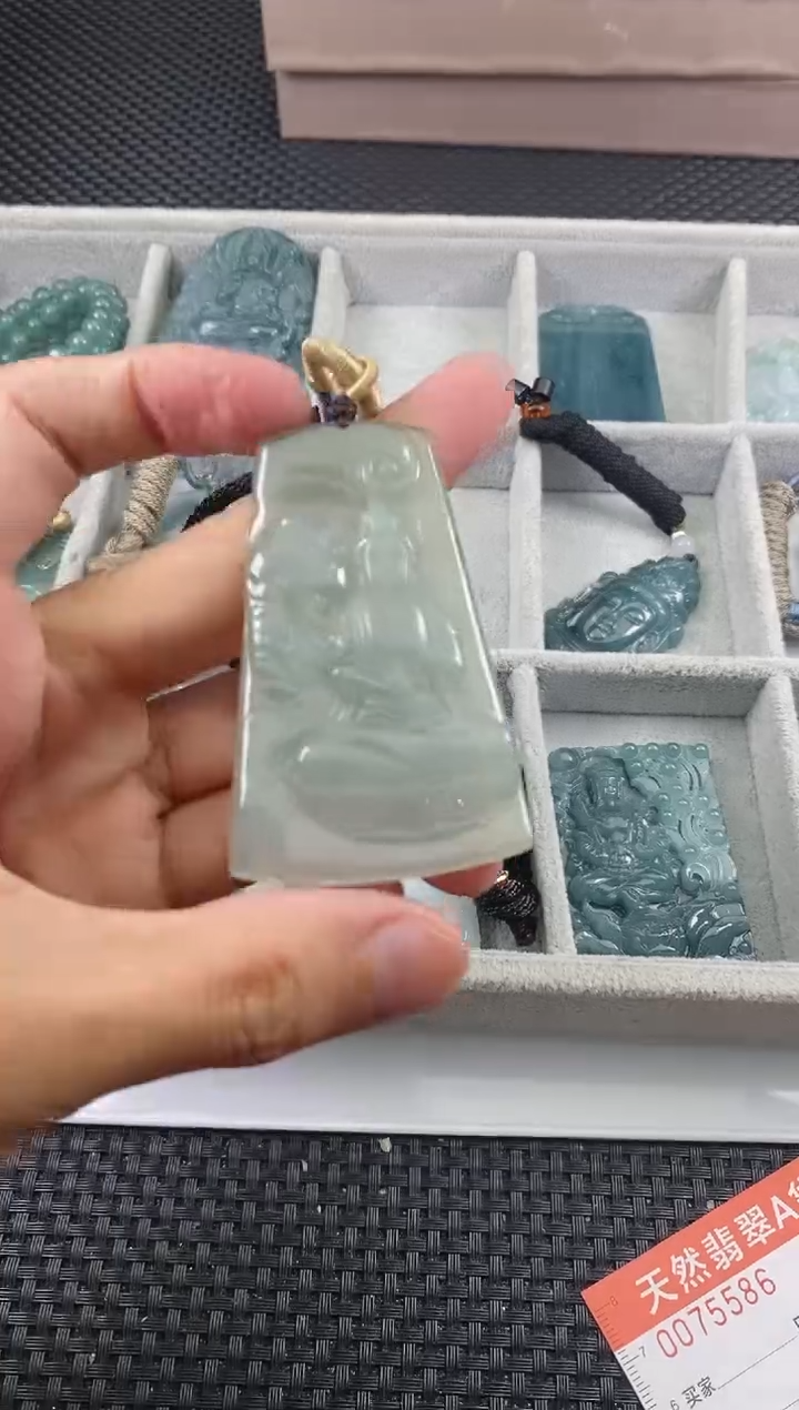 翡翠未镶嵌颈饰 