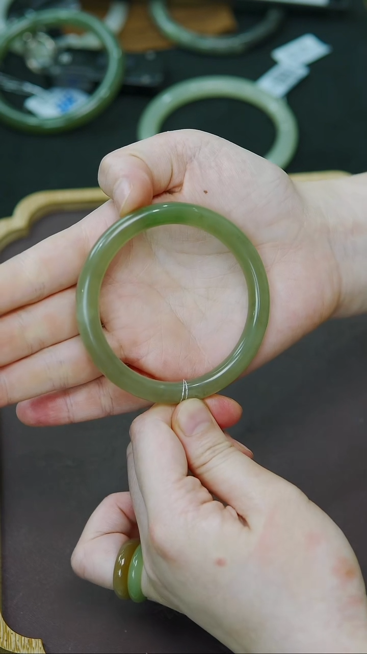 未镶嵌手镯和田玉54-55圈口冰底一口浓翠