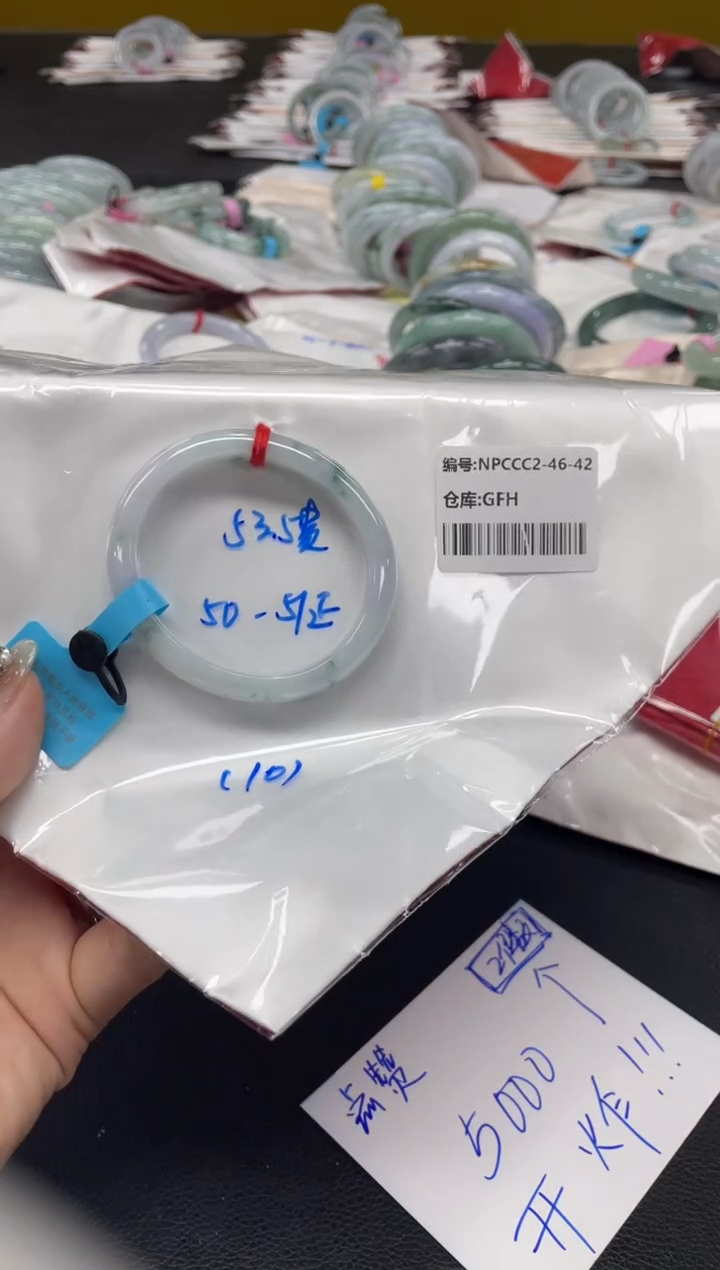 翡翠手镯未镶嵌翡翠手镯