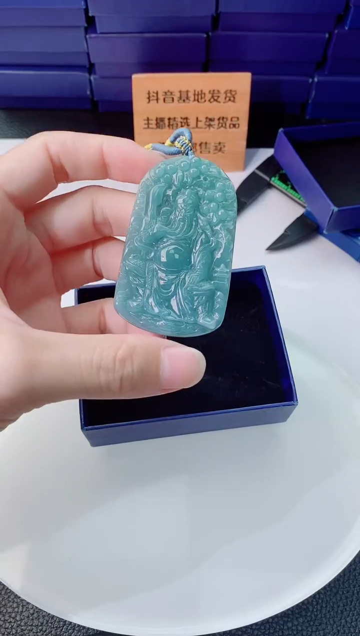 颈饰未镶嵌翡翠   `