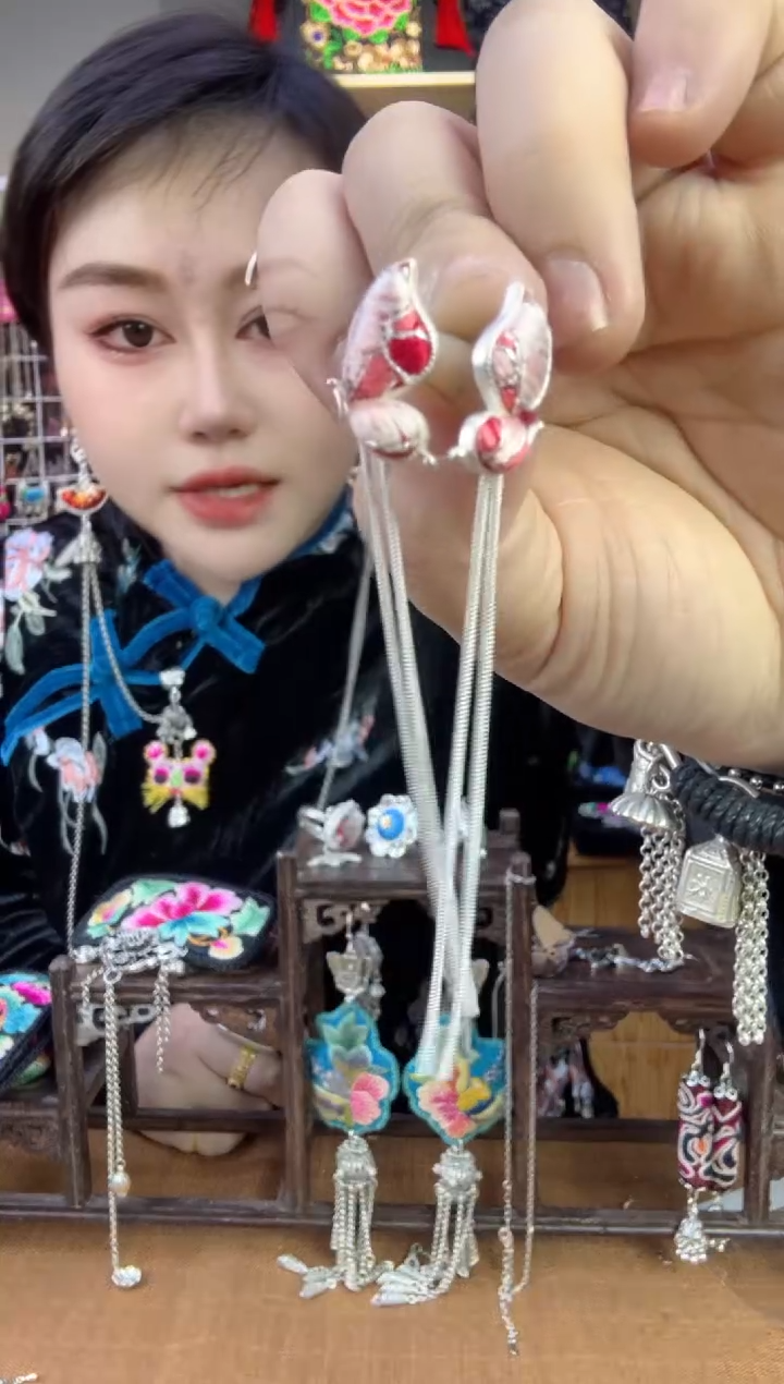 【闪购商品】刺绣纯手工苗绣非遗耳钉款