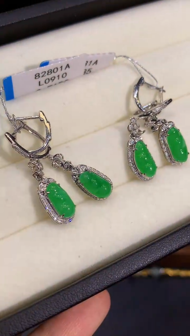 18K金镶嵌翡翠耳饰多样性发其一