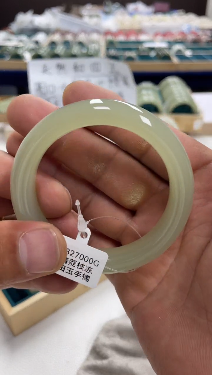 未镶嵌手镯和田玉淡****舞和田玉手镯327000