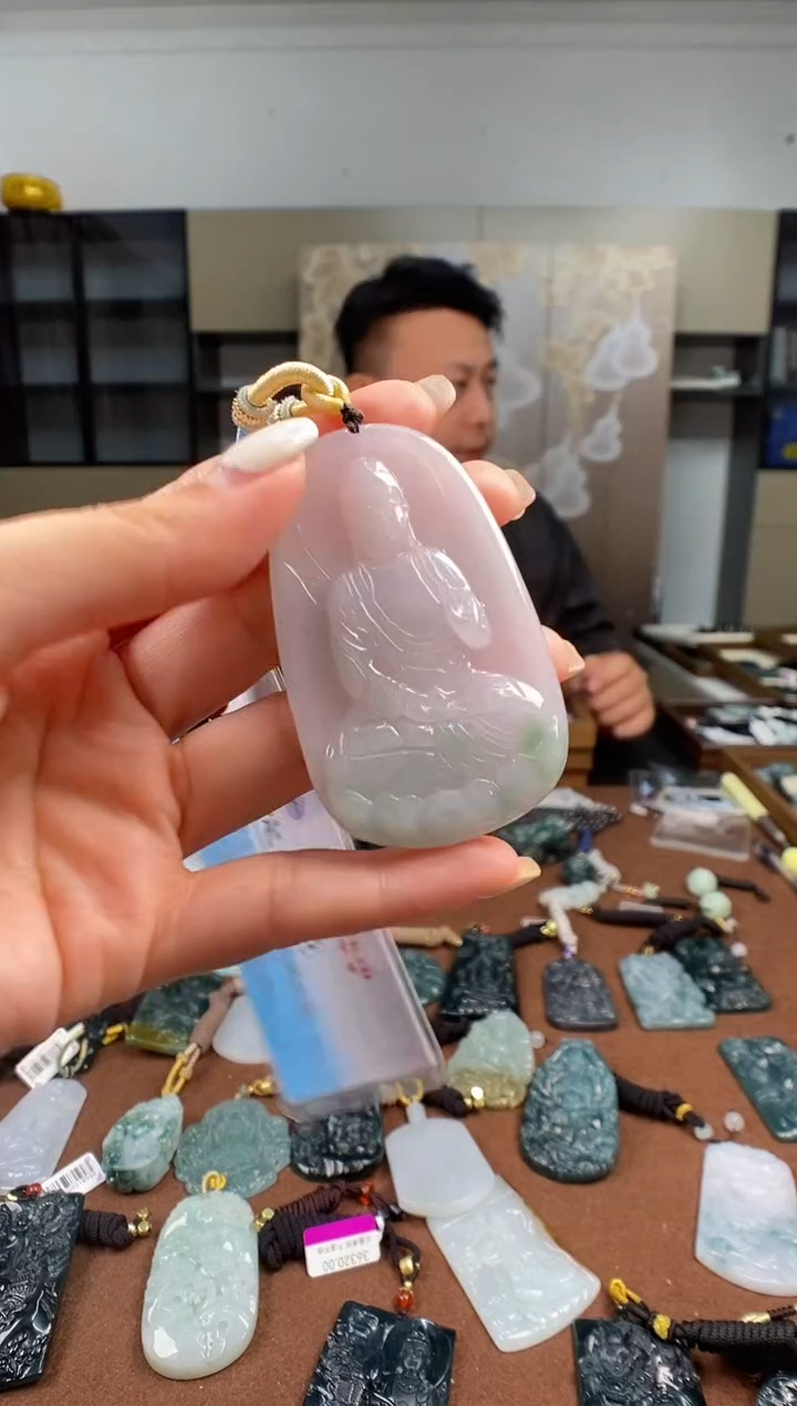 颈饰未镶嵌翡翠  多样性发其一