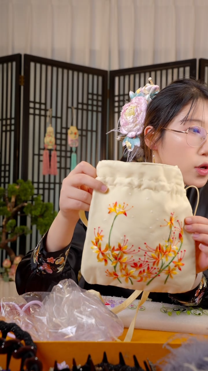 织绣非遗绒花苏绣饰品