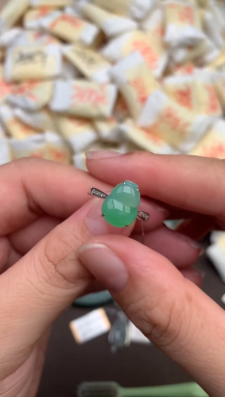 翡翠挂件18K金镶嵌— 