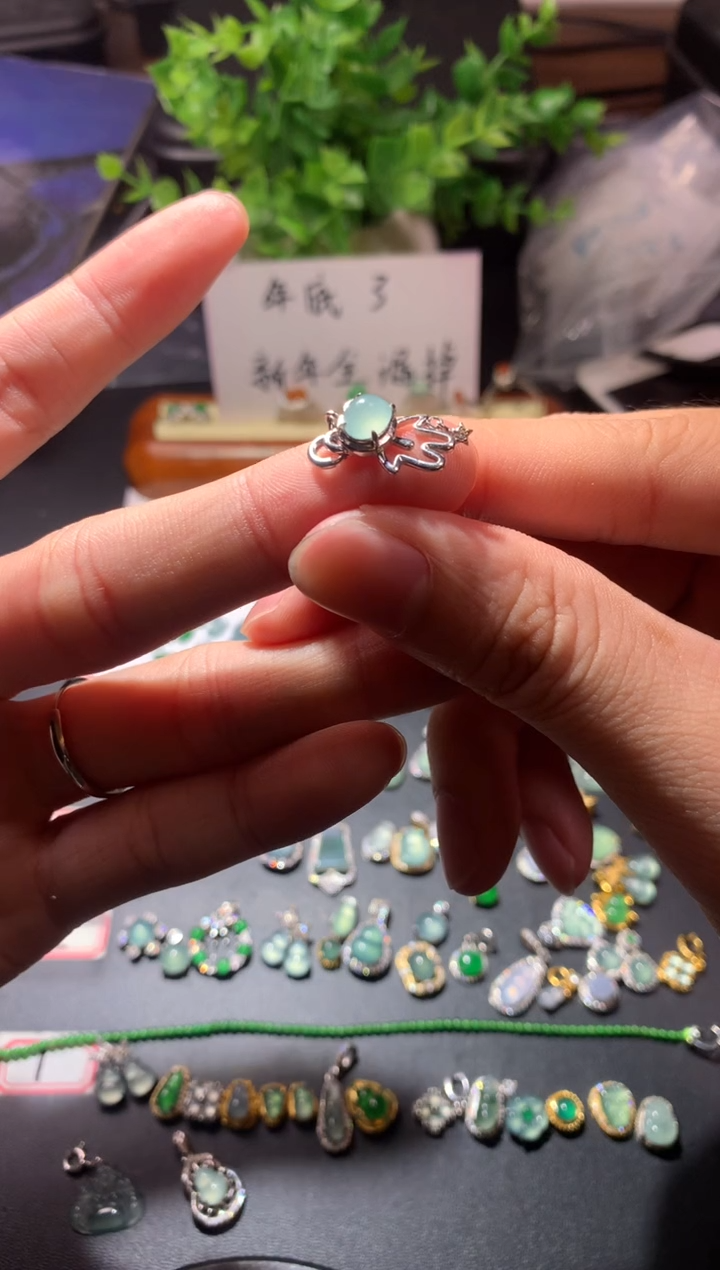 颈饰未镶嵌翡翠漠***?1