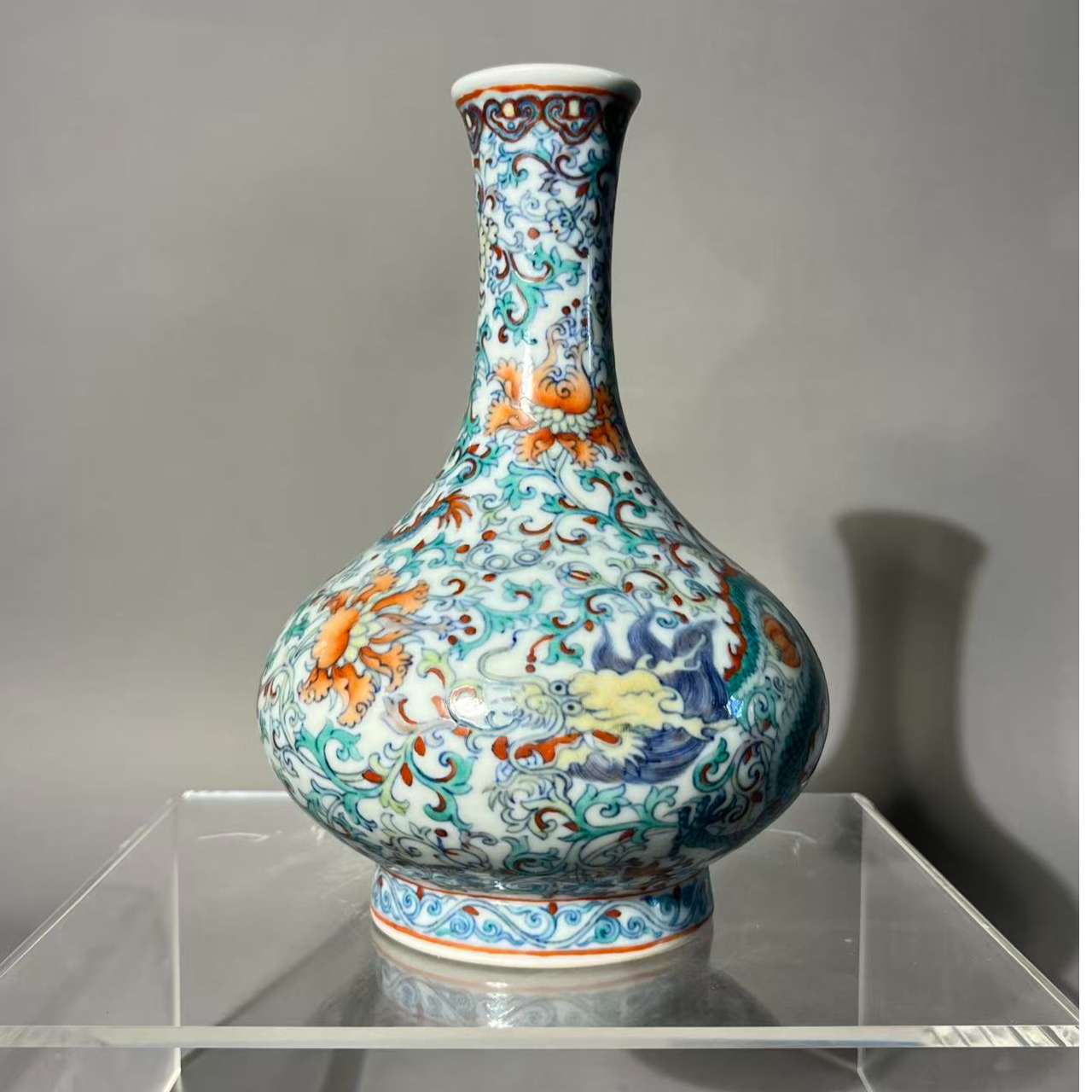 斗彩螭龙穿花纹赏瓶 