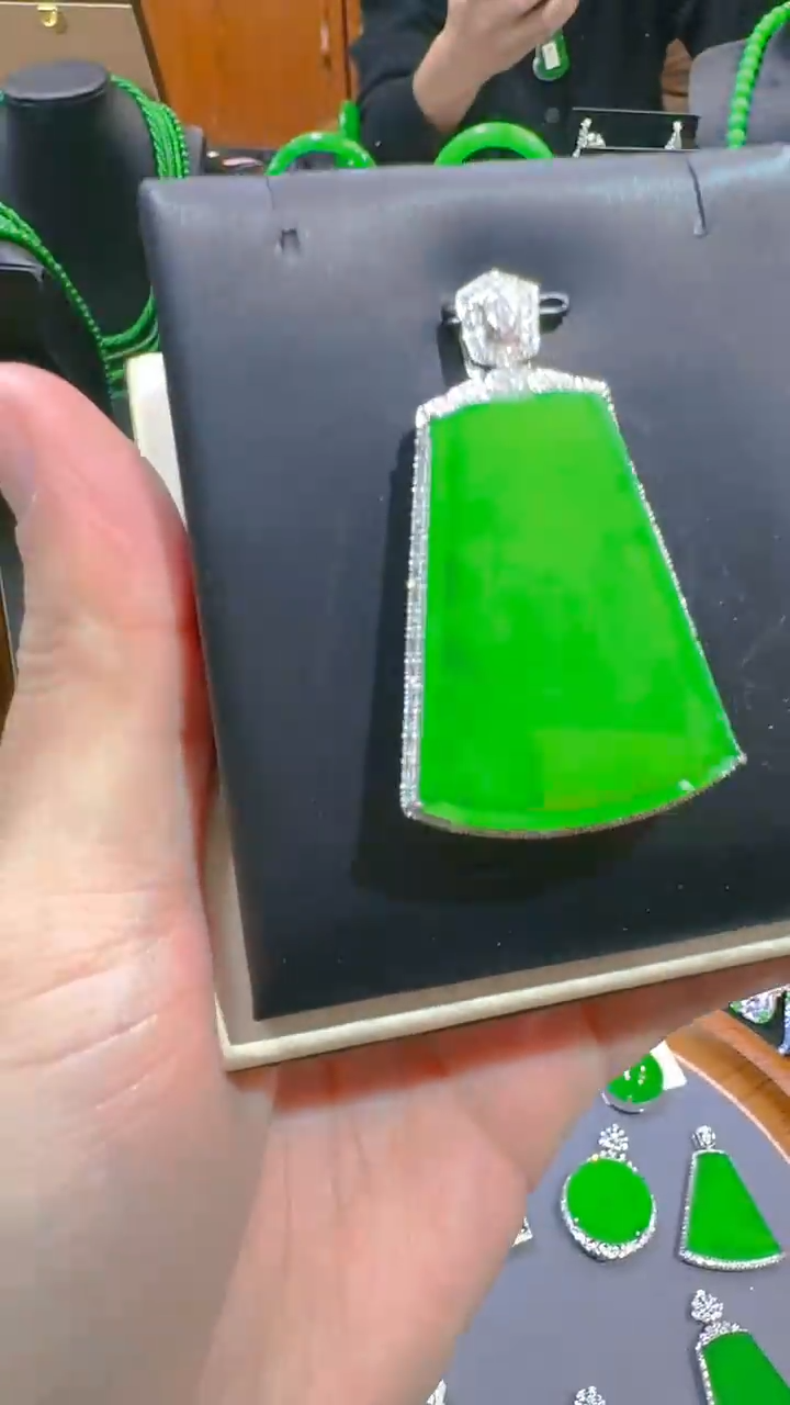 【闪购商品】翡翠吊坠(赠链)18K金镶嵌天然A货翡翠