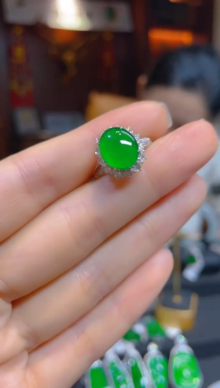 【闪购商品】翡翠戒指18K金镶嵌118595天然A货翡翠蛋面戒指