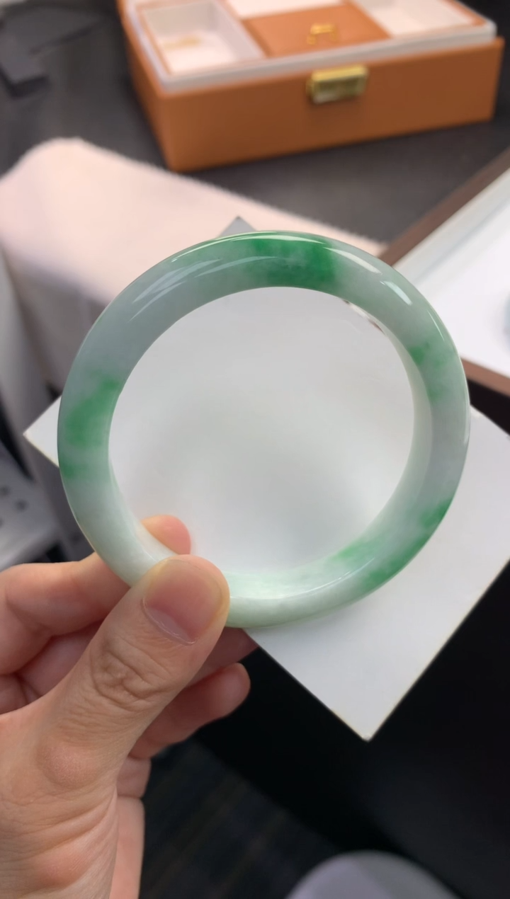 未镶嵌手镯翡翠退货需手镯吊牌标签完好