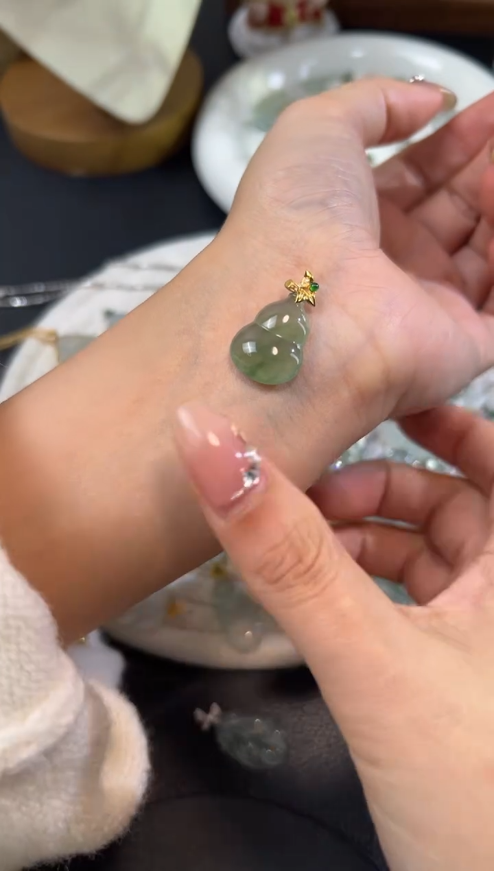 颈饰18K金镶嵌翡翠源头直播间