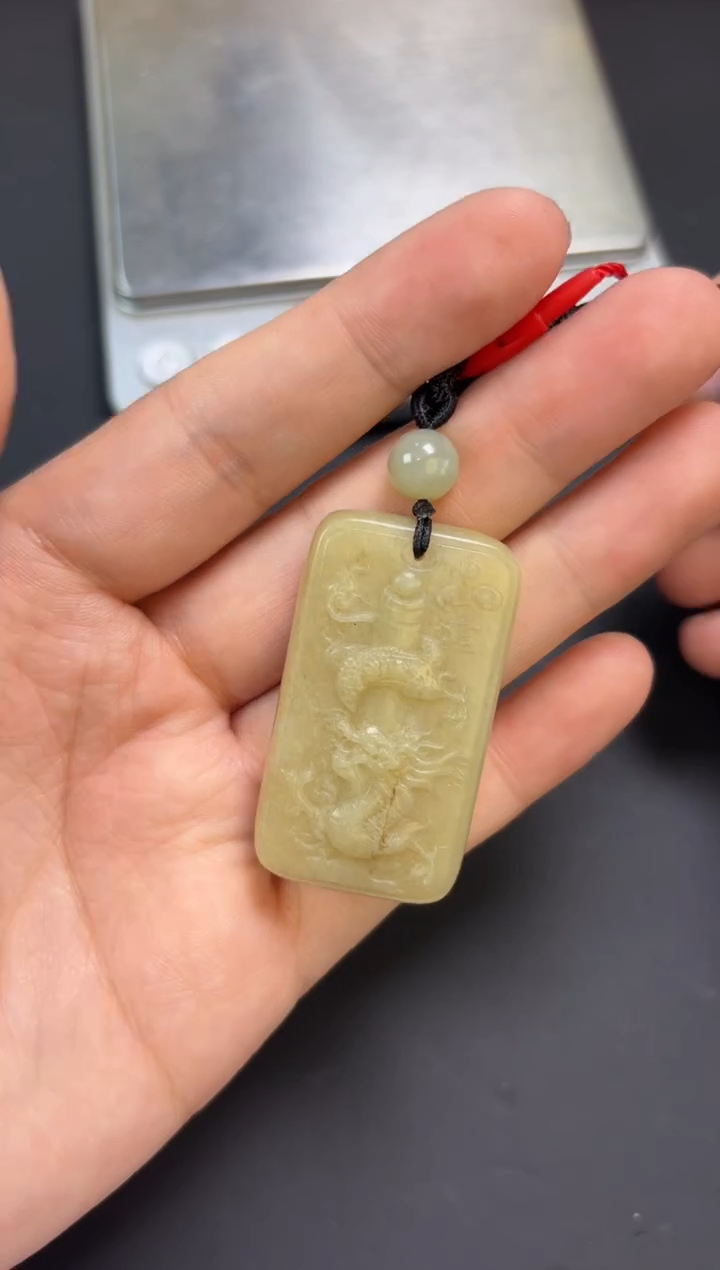 【闪购商品】和田玉吊坠(赠链)未镶嵌且末微色差迪克兰吊坠