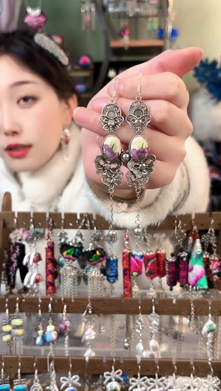 彩云南阁非遗老绣苗银饰品590