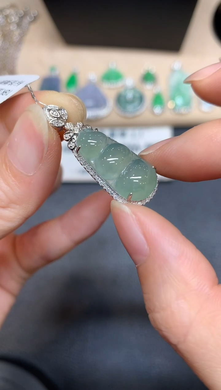 【闪购商品】翡翠颈饰18K金镶嵌福豆【无服务费