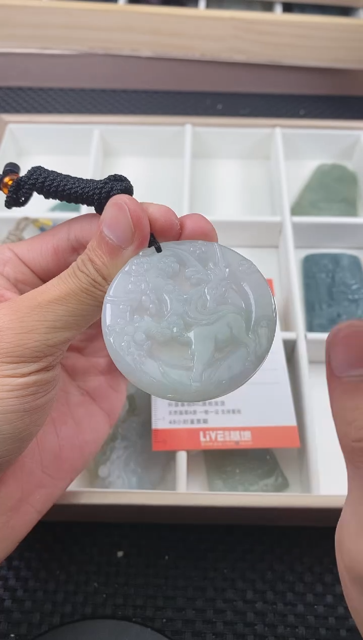 翡翠未镶嵌颈饰 