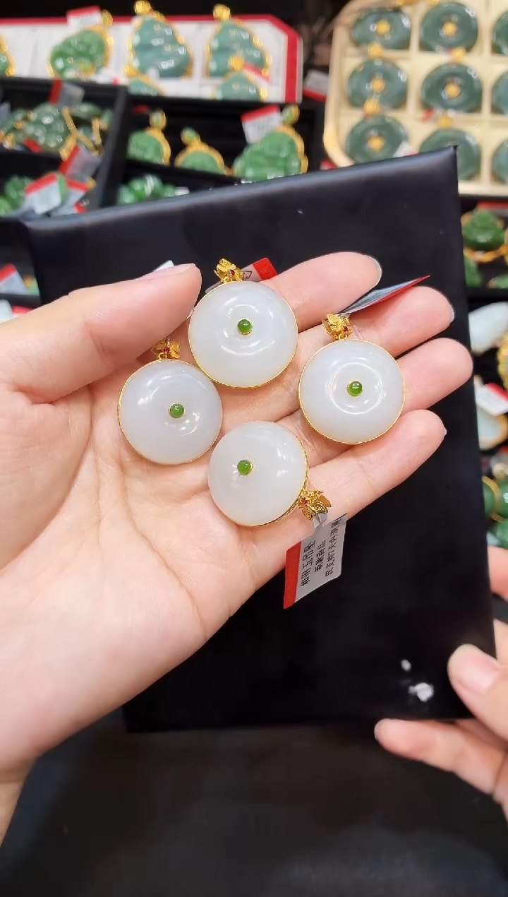 吊坠(赠链)18K金镶嵌和田玉多样性发一