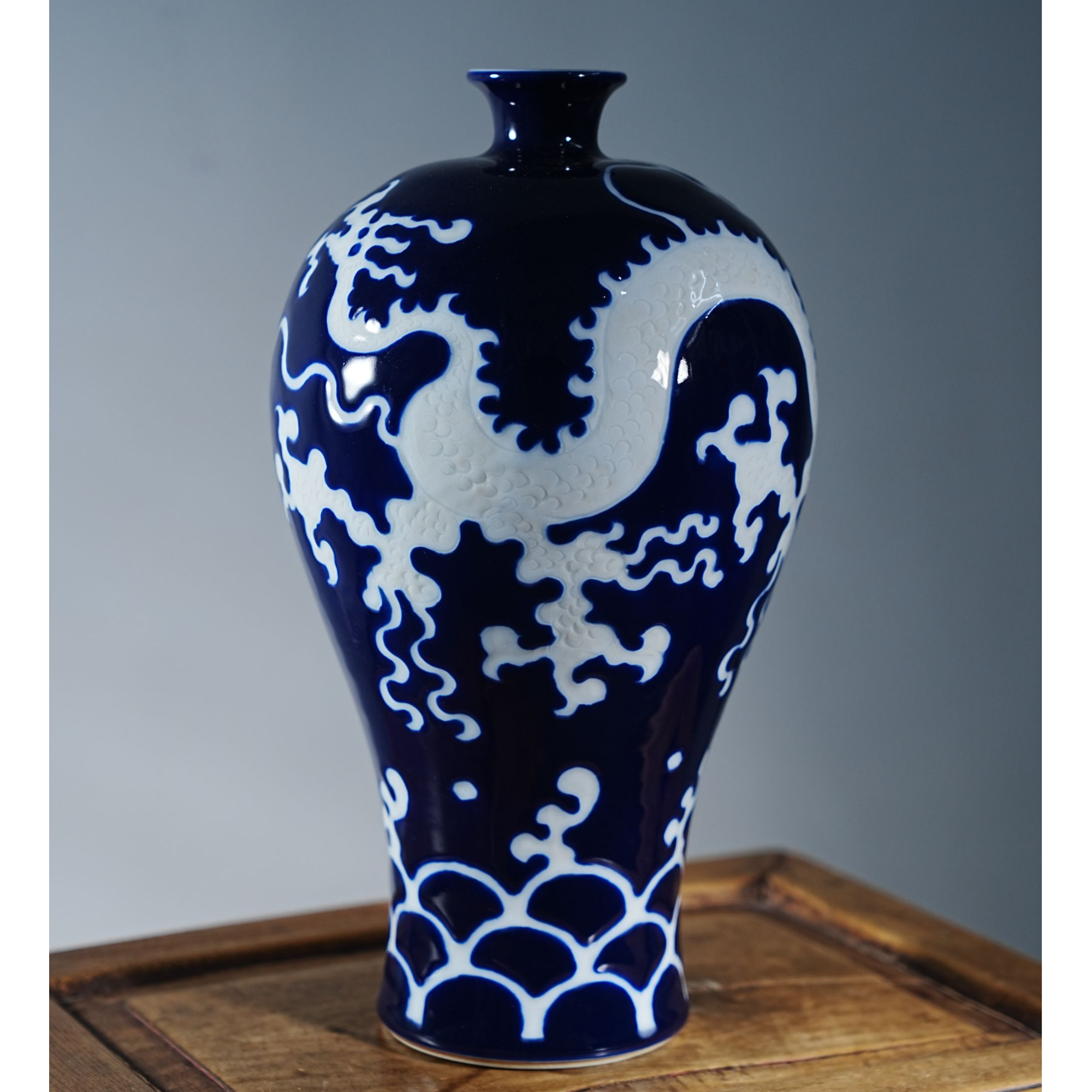 景德镇陶瓷霁蓝龙纹梅瓶