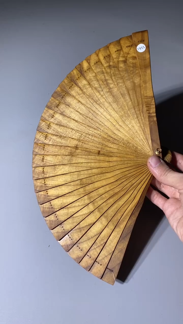 【闪购商品】金丝楠木雕195号18cm金丝楠木小叶桢楠扇子