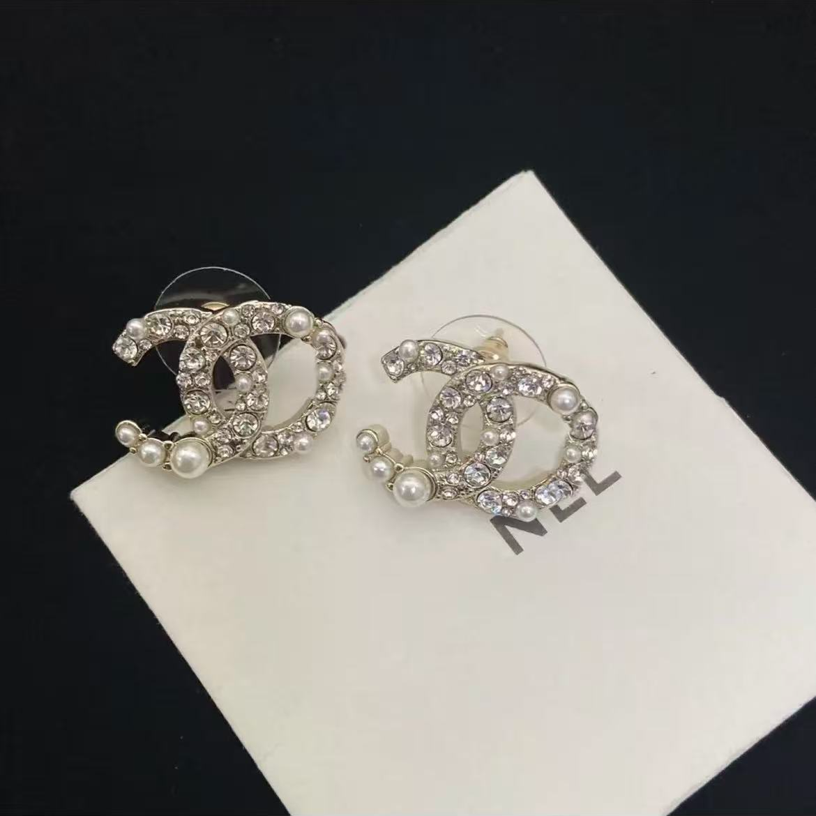 铜合金仿珍珠耳饰 铜合金亚克力耳饰 香家双C香风仿珍珠满钻耳钉