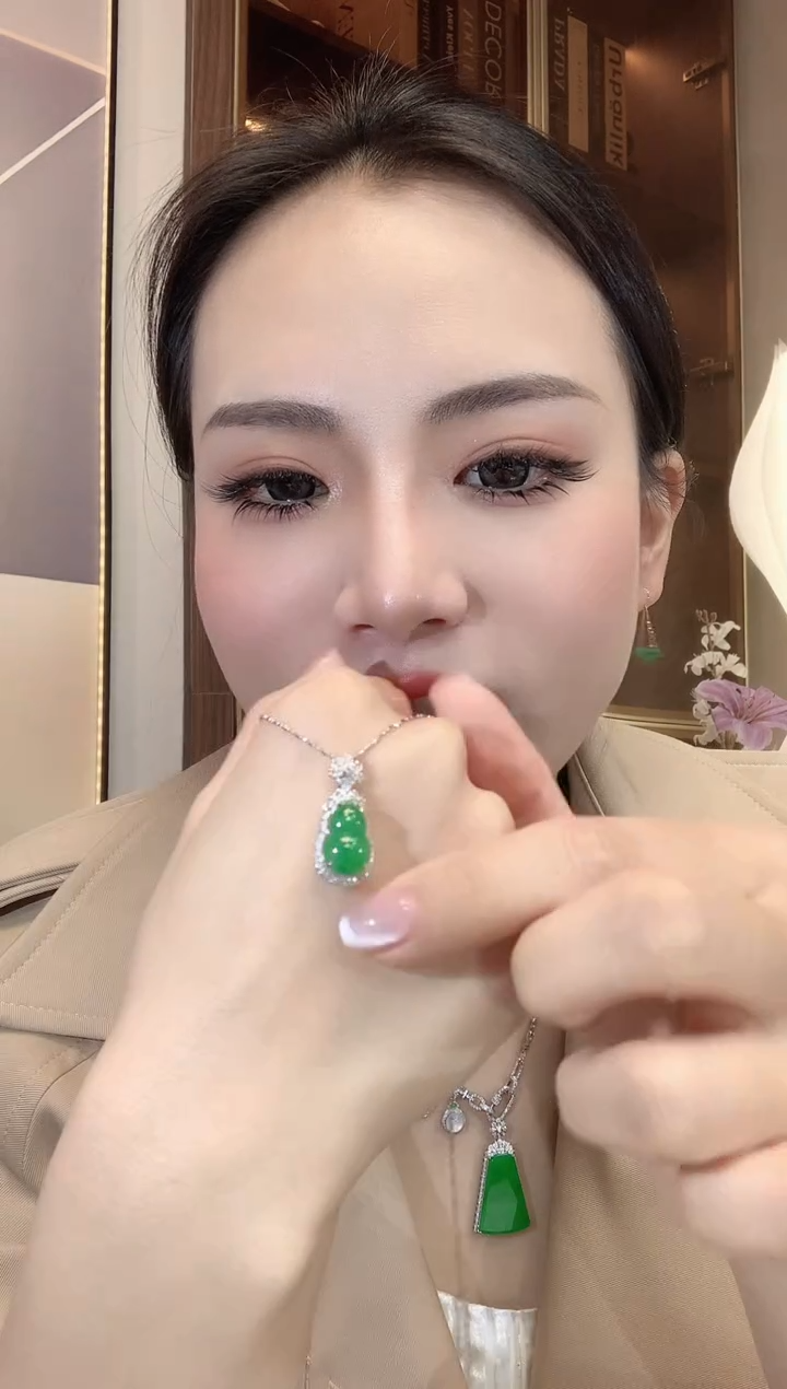 【闪购商品】翡翠吊坠(不含链)18K金镶嵌A40