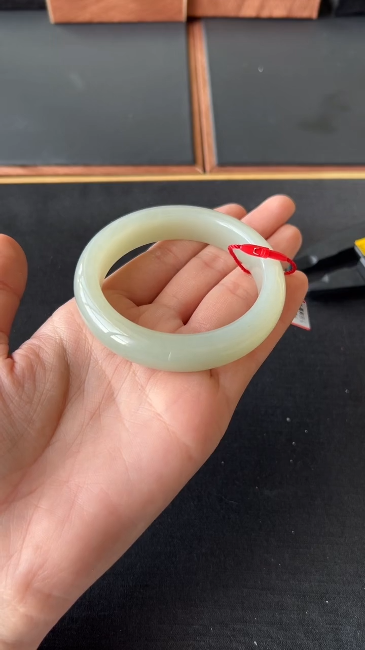 【闪购商品】和田玉手镯未镶嵌且末微色差近矿56