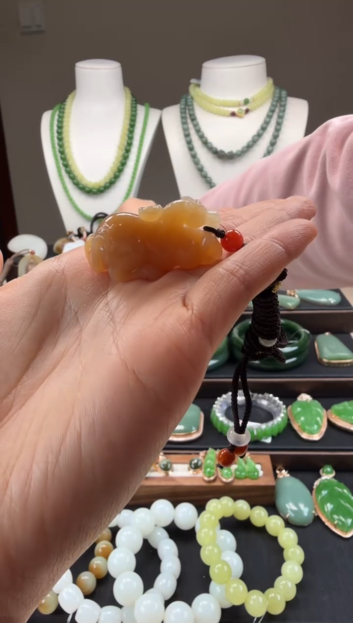 吊坠(赠链)未镶嵌和田玉吊坠