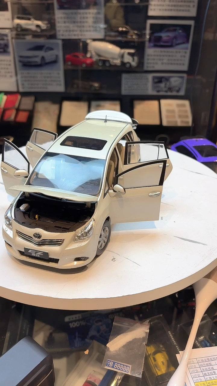 1/18丰田逸致汽车模型样品白色