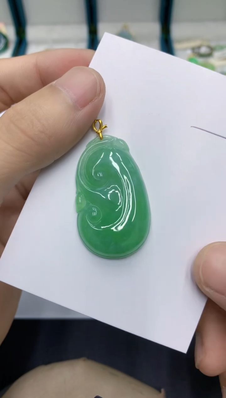 颈饰18K金镶嵌翡翠梁**瞄翡翠