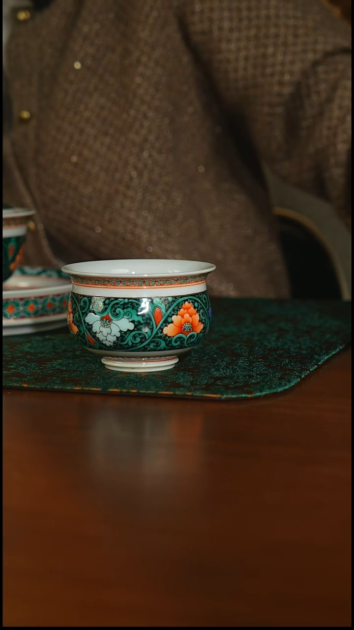 瓷片古悦和风黑地缠枝炉氏