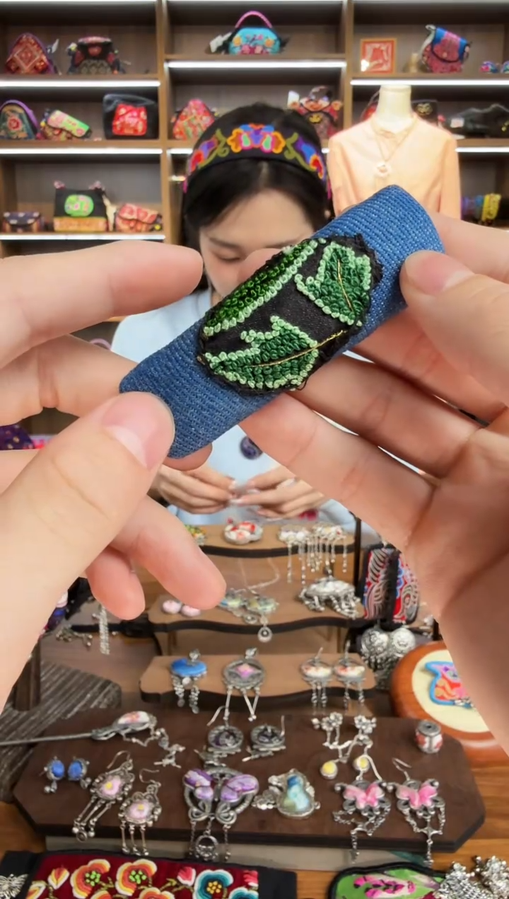 【闪购商品】织绣94蒙阿苏苗绣传承