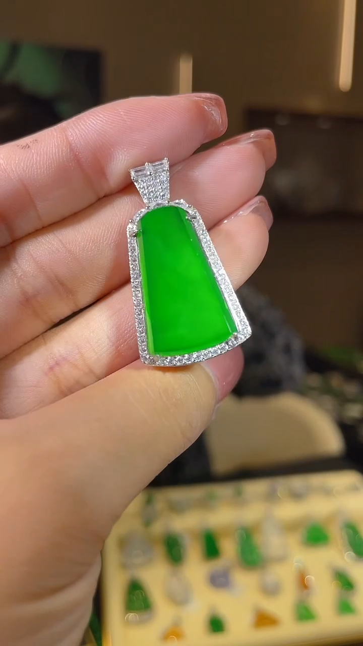 【闪购商品】翡翠吊坠(不含链)银S925镶嵌天然翡翠A货
