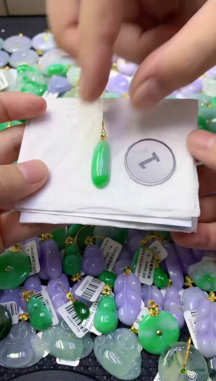 颈饰18K金镶嵌翡翠天然缅甸翡翠A货