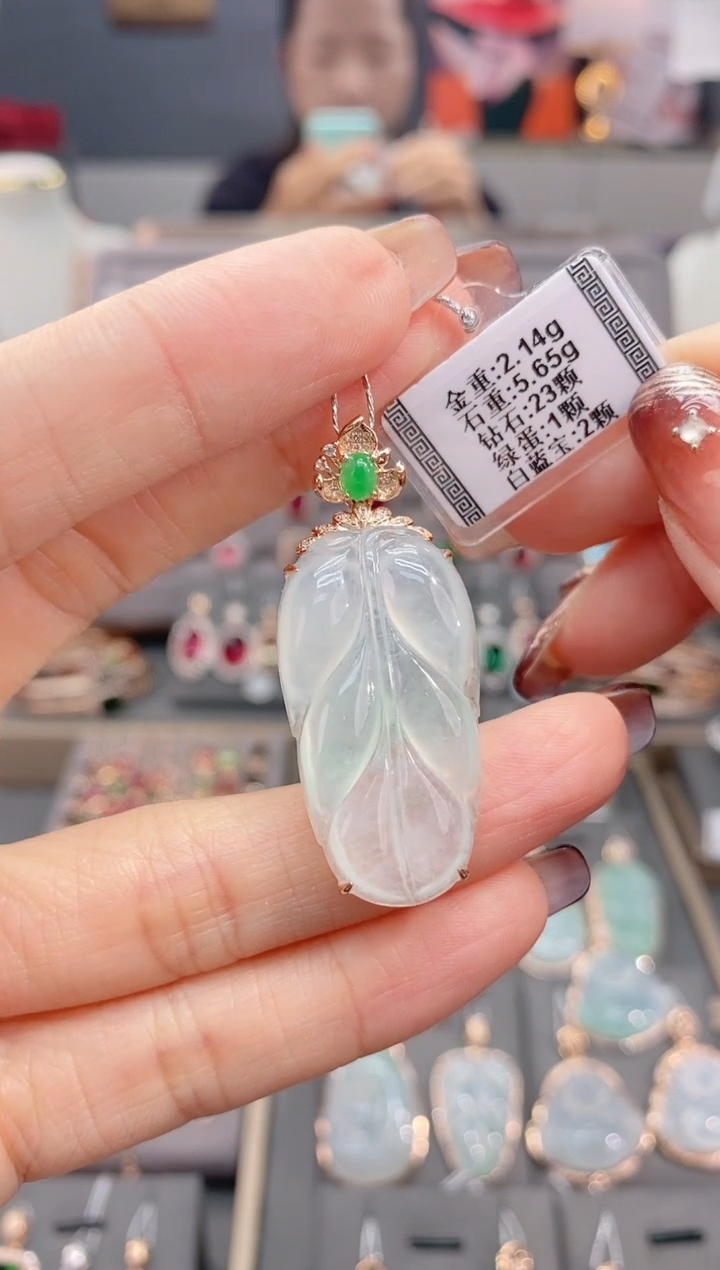 颈饰18K金镶嵌翡翠大***镜5.65