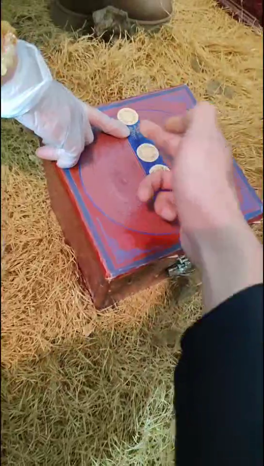 木1个闷包大红色正方盒子