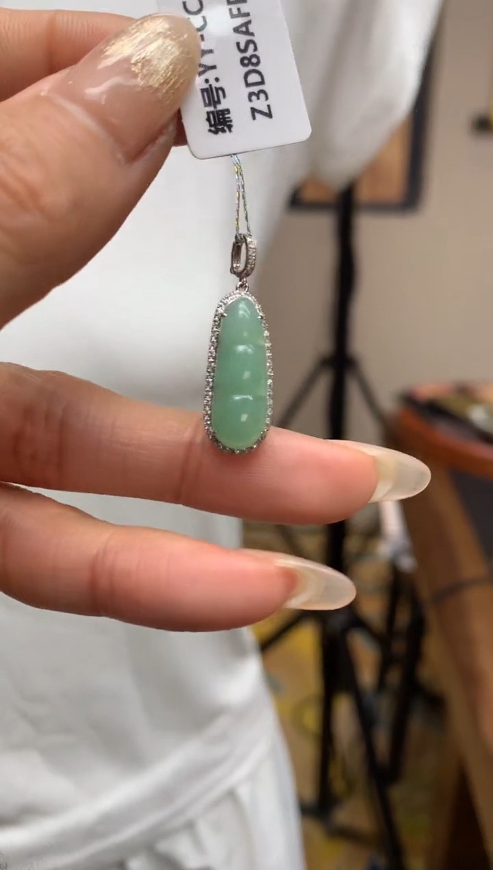 【闪购商品】翡翠颈饰18K金镶嵌豆子