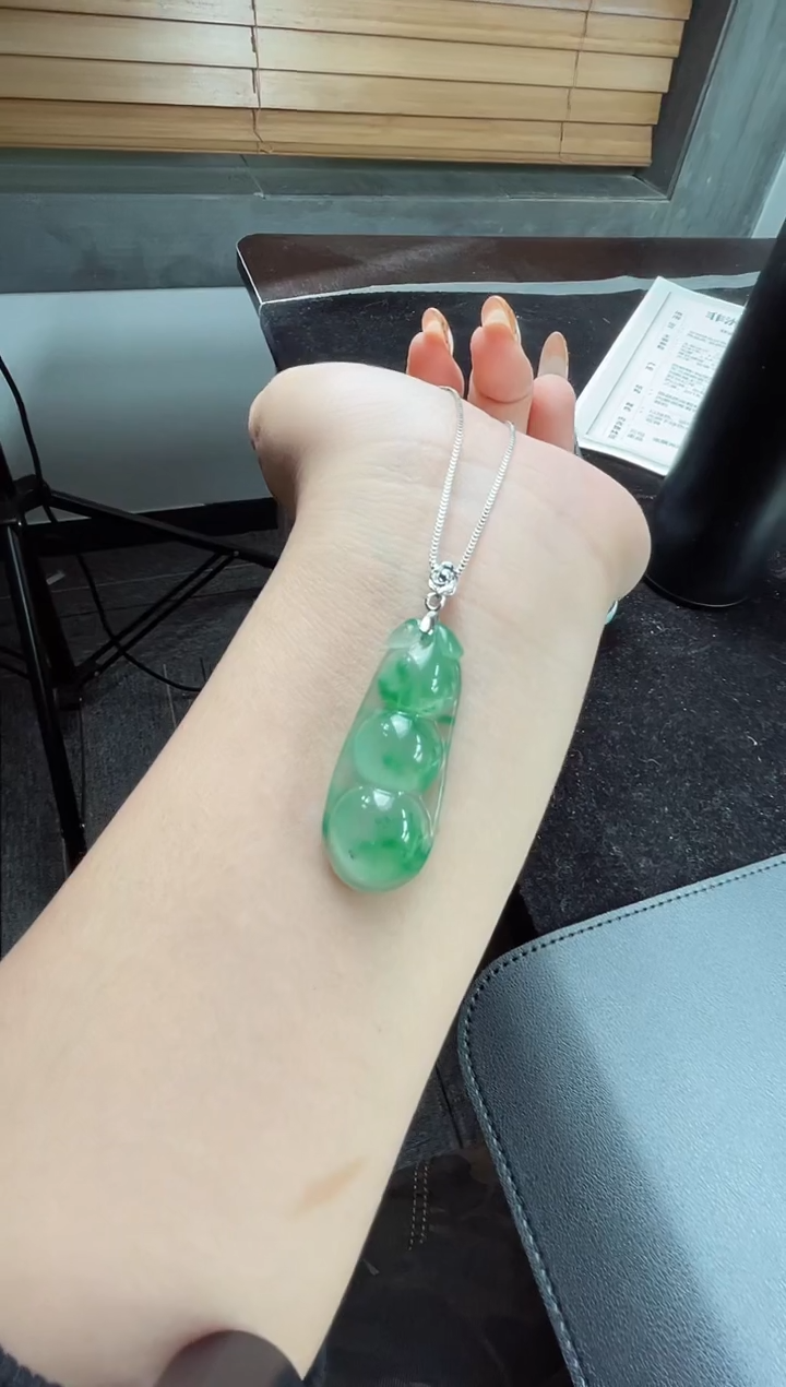 吊坠(赠链)未镶嵌石英质玉（非洲翠）福豆 29.733