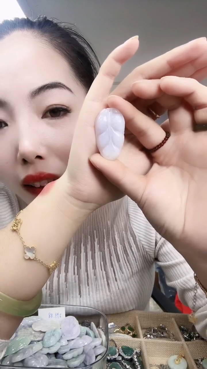 【闪购商品】翡翠颈饰未镶嵌叶子