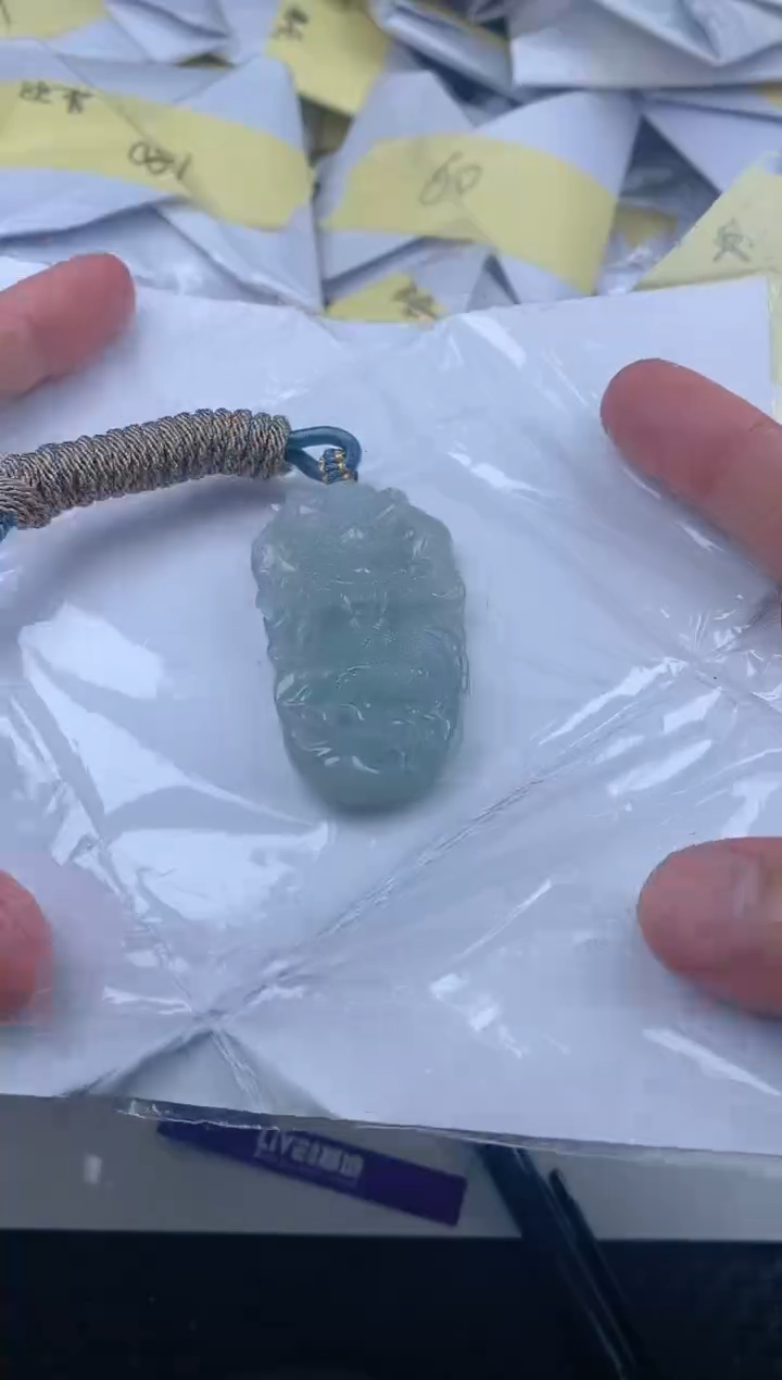 翡翠未镶嵌颈饰         