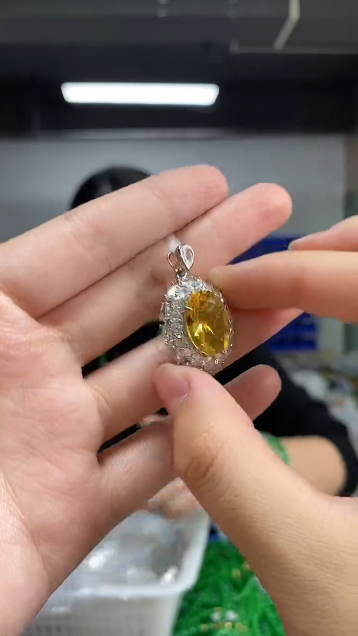 颈饰未镶嵌紫晶多样性发其一颜色微差