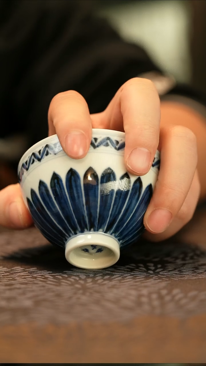 中式仿明青花菊瓣鸡心杯