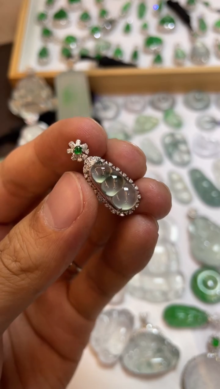 【闪购商品】翡翠吊坠(不含链)18K金镶嵌豆子