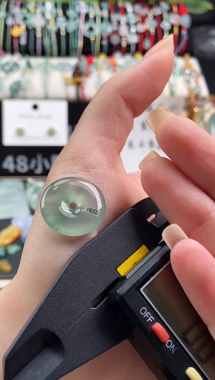 翡翠未镶嵌颈饰平安扣