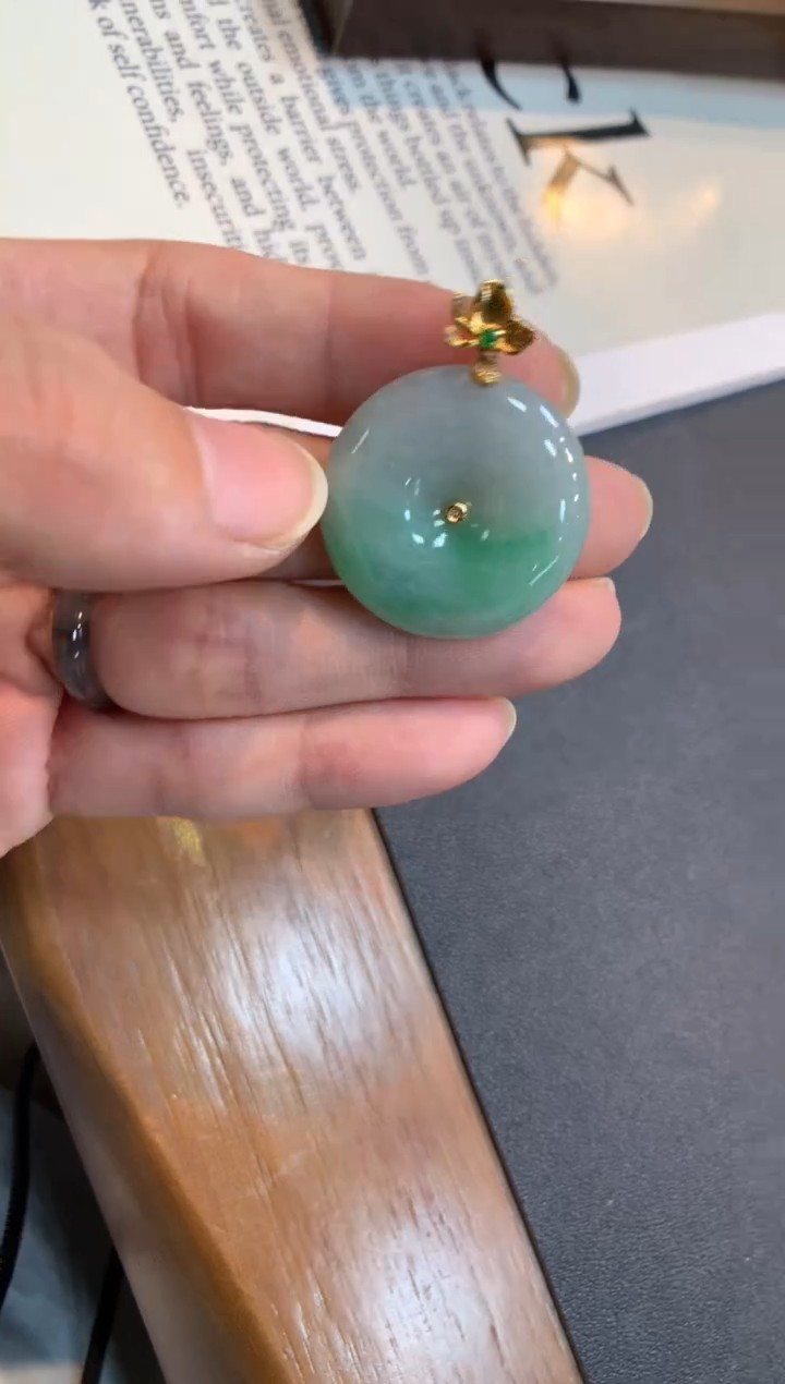 翡翠18K金镶嵌颈饰平安扣