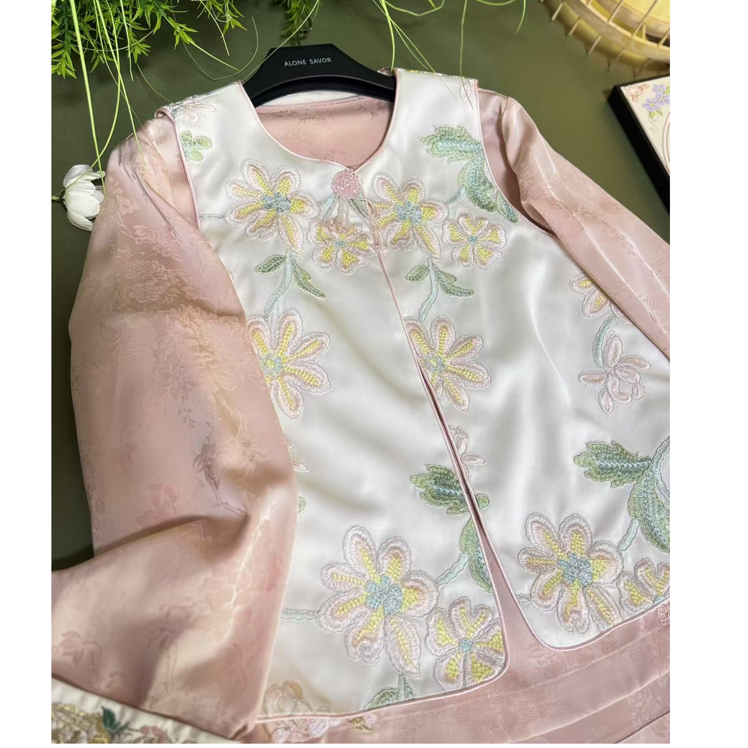 新中式轻国风重工刺绣马甲背心女装2025春季新款高端洋气唐装上衣