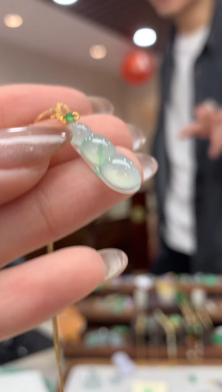 【闪购商品】翡翠吊坠(不含链)18K金镶嵌豆子