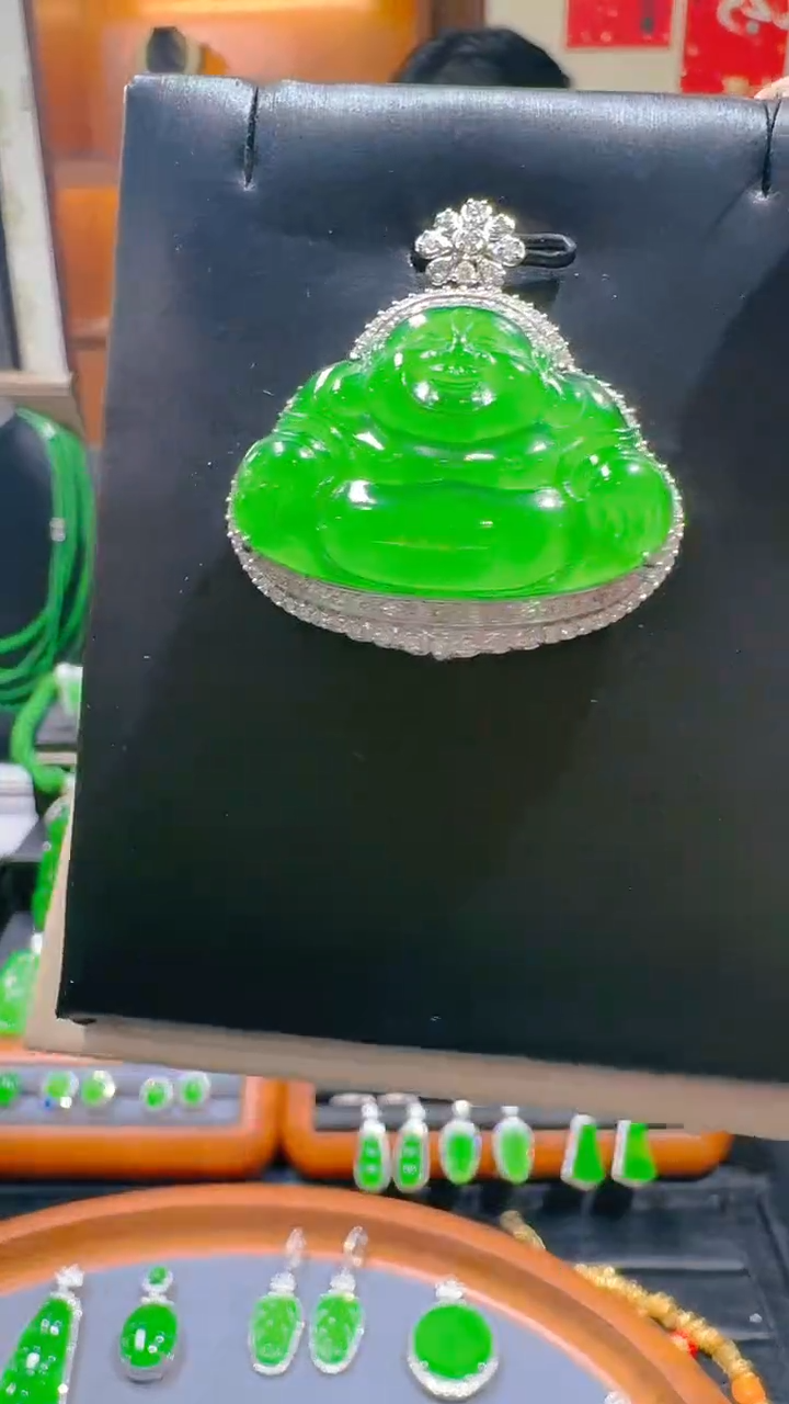 【闪购商品】翡翠吊坠(赠链)18K金镶嵌天然A货翡翠